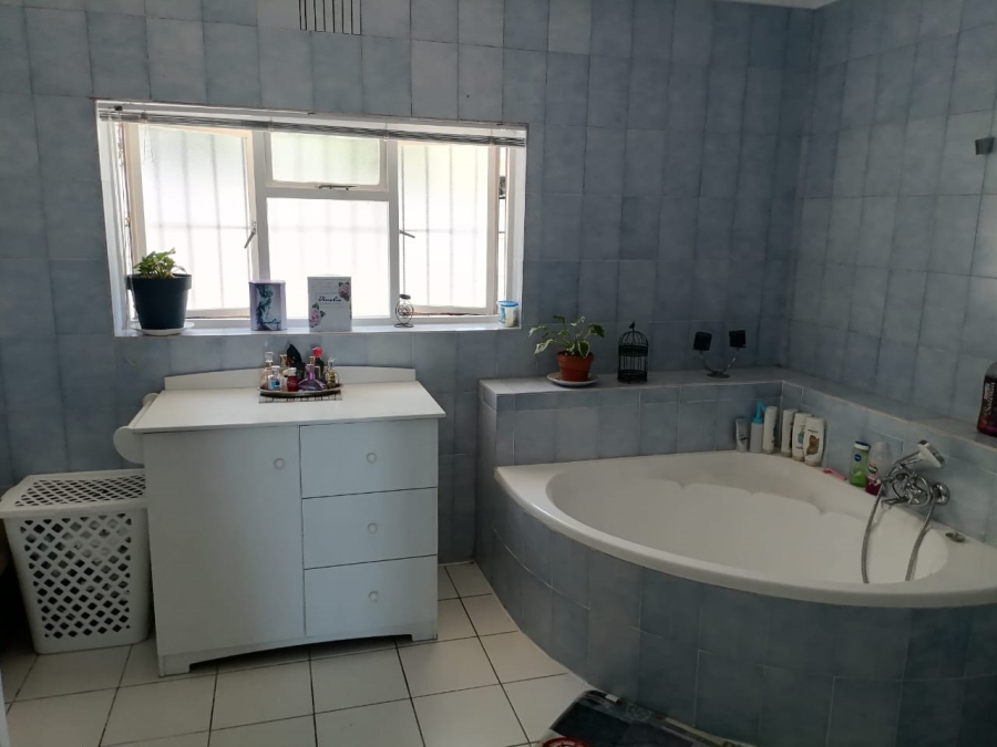 To Let 4 Bedroom Property for Rent in Heldervue Western Cape